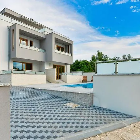 With Swimming Pool, Roof Terrace, 50 Meters From The Beach- By Ta Leut Agency *