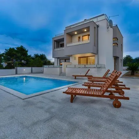 With Swimming Pool, Roof Terrace, 50 Meters From The Beach- By Ta Leut Agency Villa *
