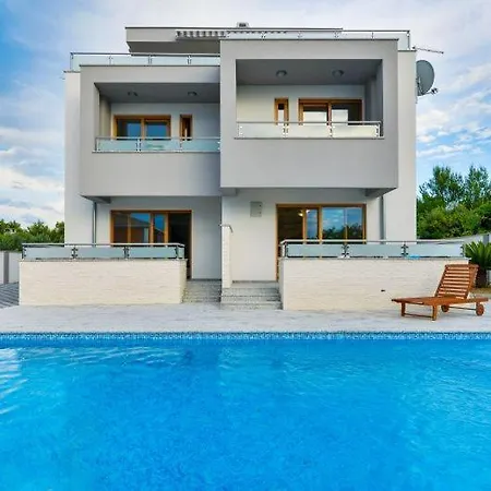 Villa With Swimming Pool, Roof Terrace, 50 Meters From The Beach- By Ta Leut Agency